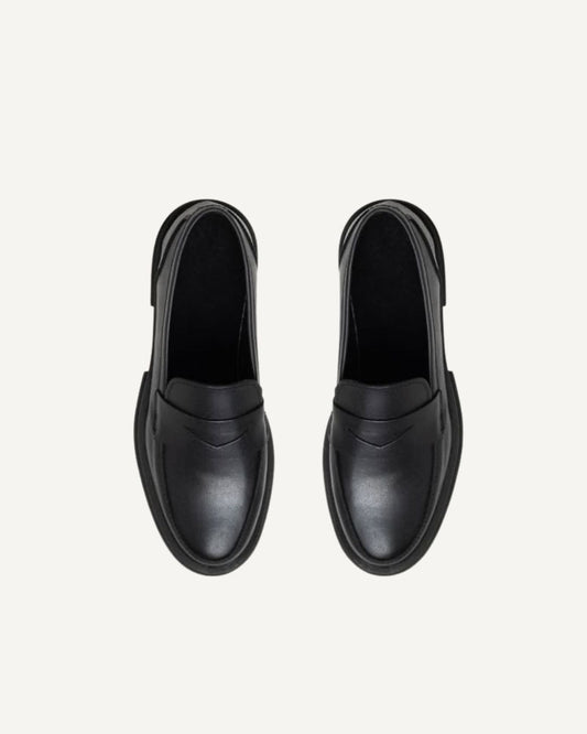 Mocasín de piel negro suela delgada