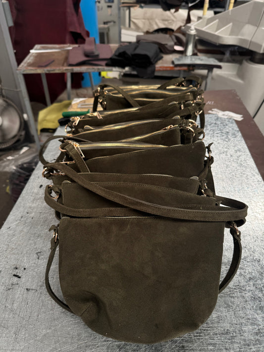 Bolsa piel de gamuza mini verde olivo